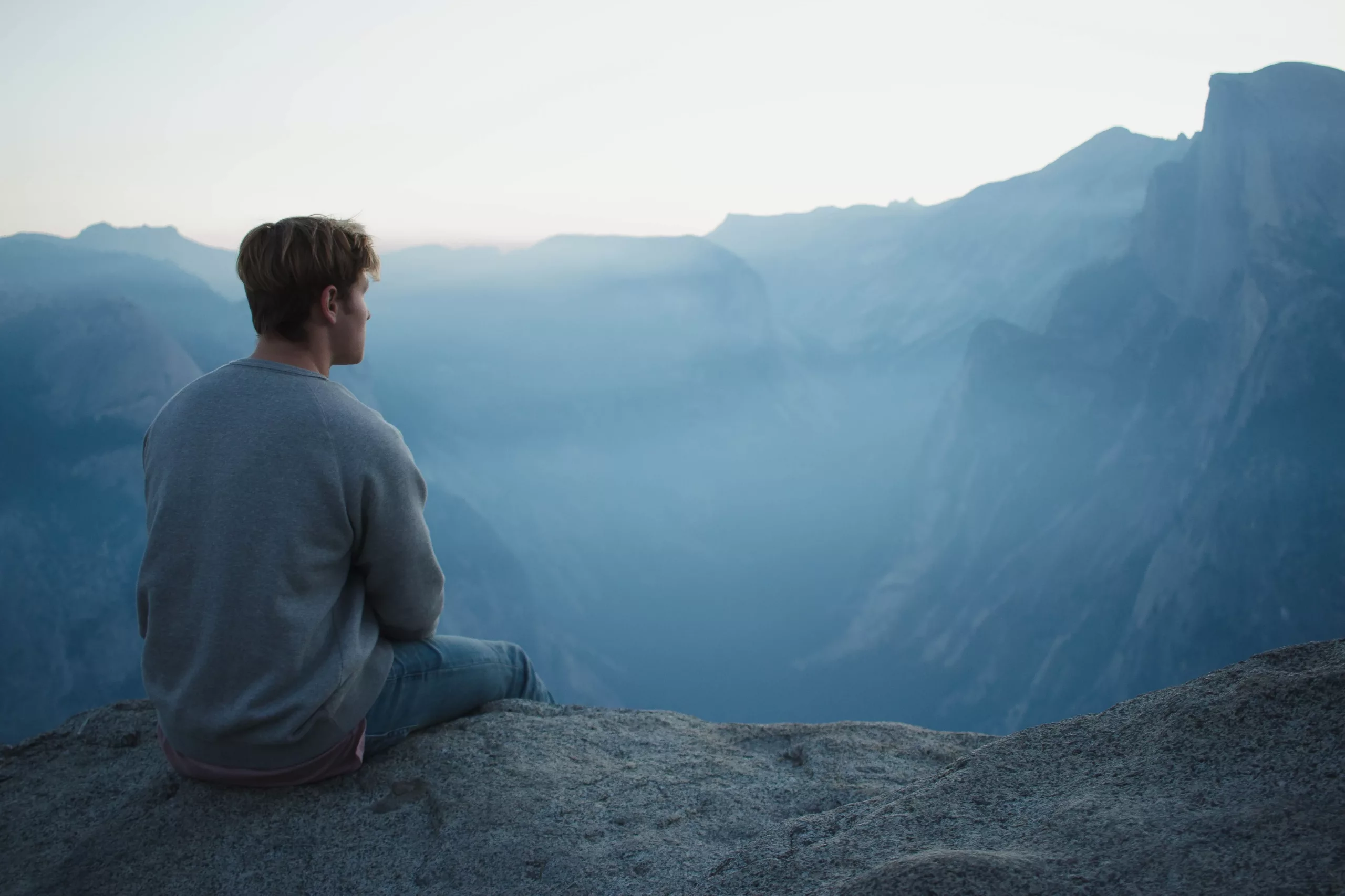 Homme contemplant les montagnes