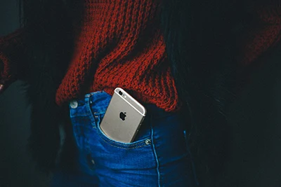 iPhone dans la poche smartphone pour le digital au quotidien
