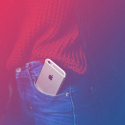 digital iPhone dans la poche smartphone outil digital