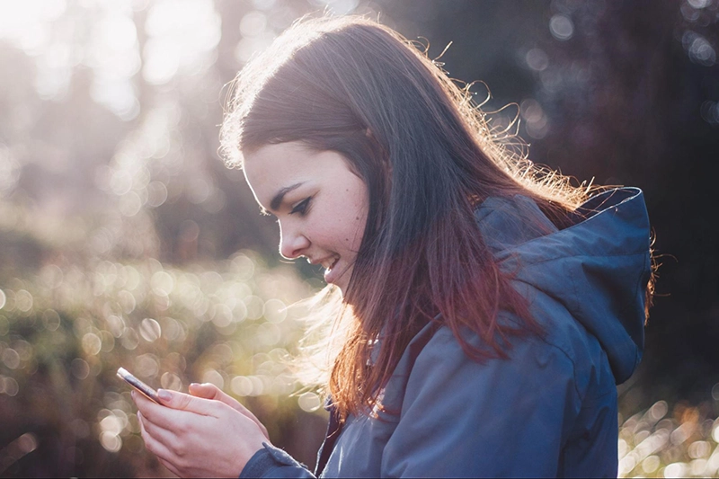 jeune femme social shopping sur son smartphone